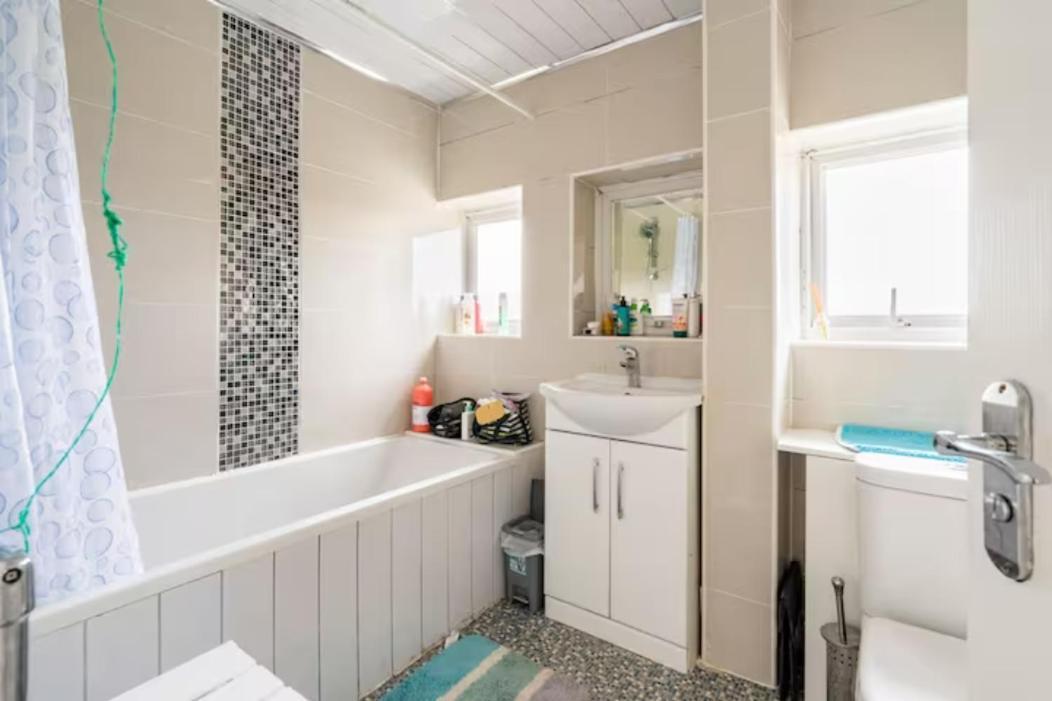Luton Airport House In Quiet And A Very Pleasant Area, Near London Luton Airport Λούτον Εξωτερικό φωτογραφία