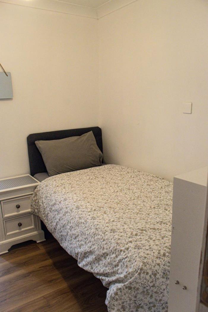 Luton Airport House In Quiet And A Very Pleasant Area, Near London Luton Airport Λούτον Δωμάτιο φωτογραφία